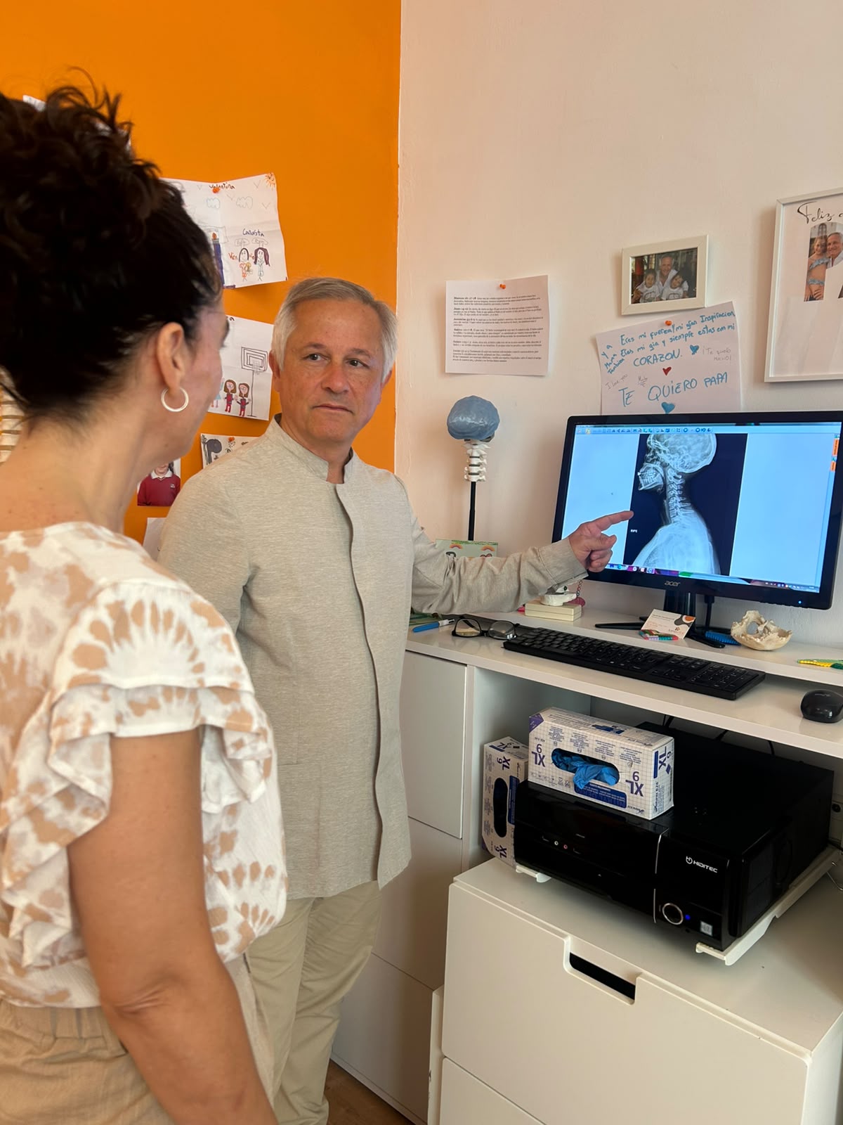 Análisis de radiografía cervical con paciente — Tonovital Centro Quiropráctico Málaga José De San Juan Guerrero, Doctor of Chiropractic, analizando radiografía cervical con paciente en Tonovital Centro Quiropráctico Málaga