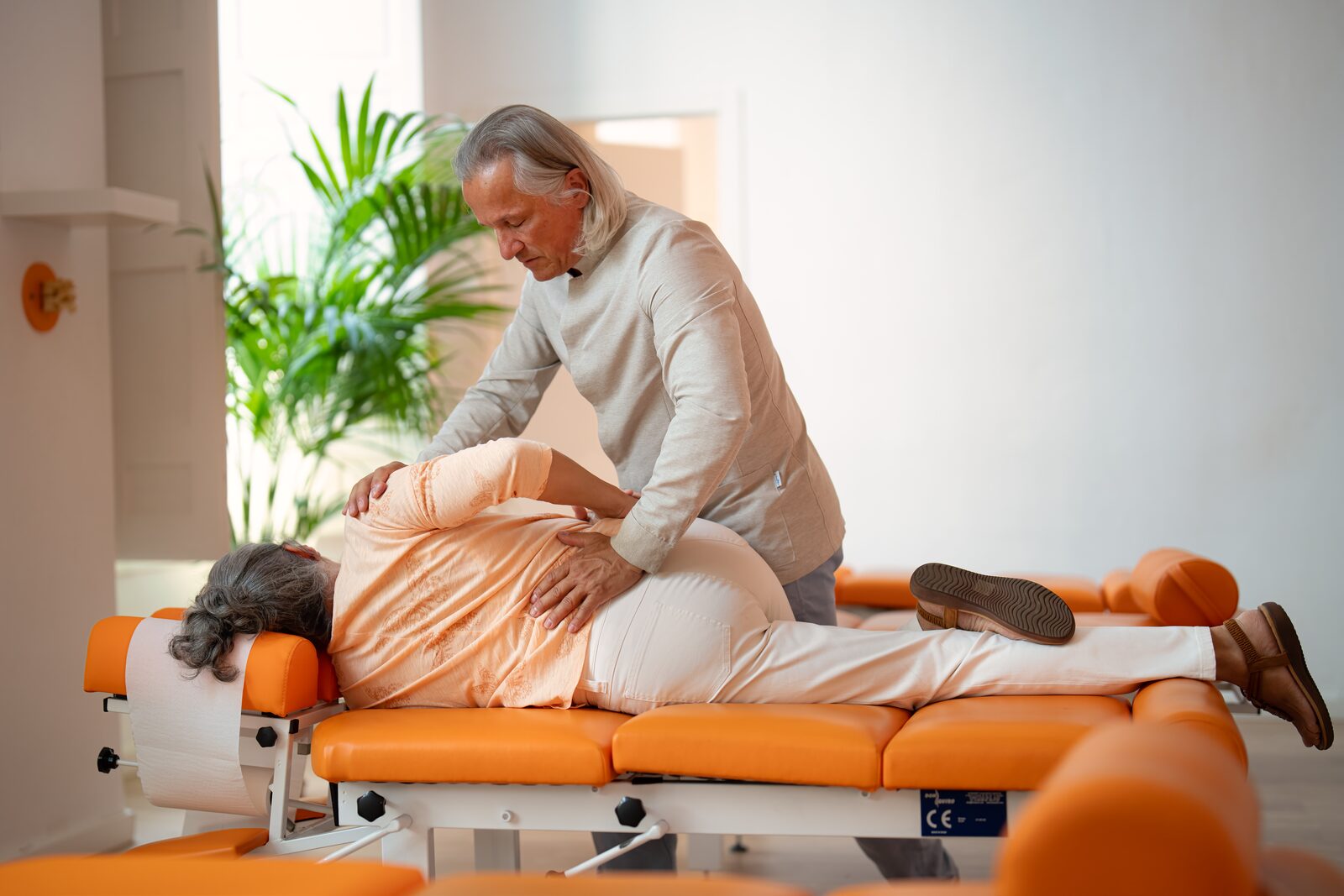 Ciática: ajuste lumbar y de pelvis de lado en Málaga Ajuste de la zona lumbar y la pelvis con la paciente tumbada de lado, en la consulta de Tonovital en Málaga