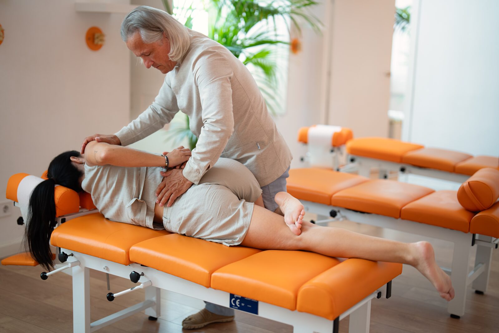 Hernia discal: ajuste lumbar de lado en Málaga José De San Juan Guerrero ajusta la zona lumbar de una paciente tumbada de lado, en su consulta del centro de Málaga