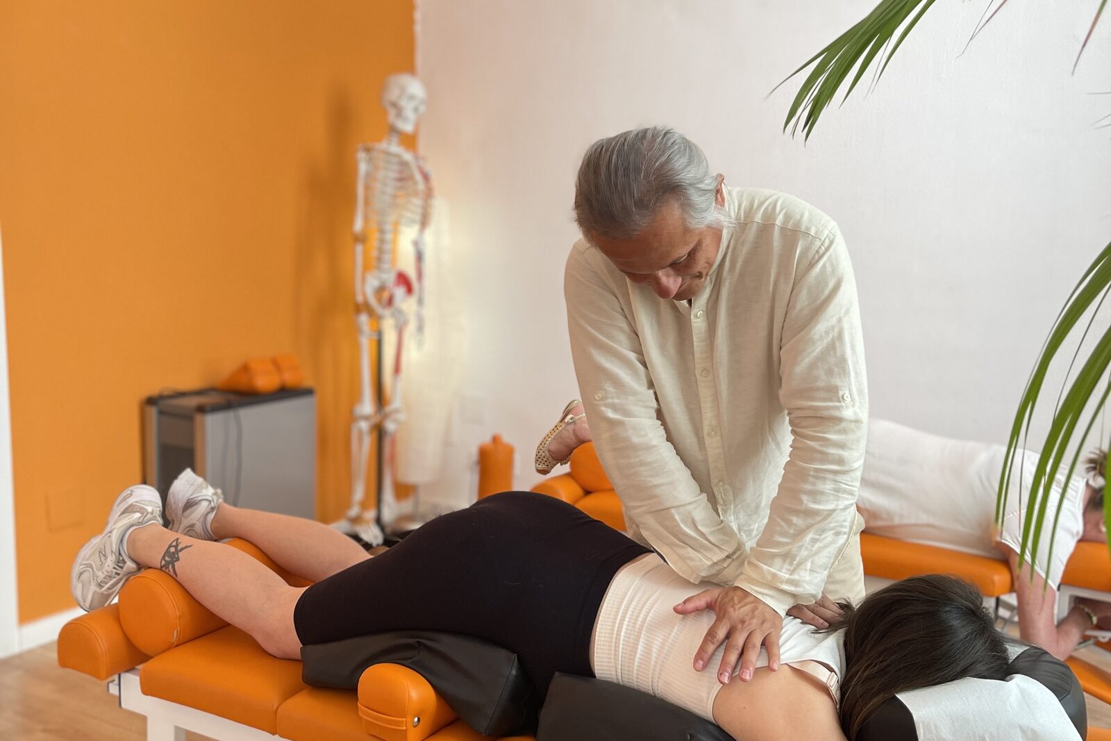 Pregnancy back pain: chiropractic adjustment in Málaga José De San Juan Guerrero, D.C., adjusting the lower back of a pregnant patient lying face down on supports that leave room for the bump, in his Málaga clinic